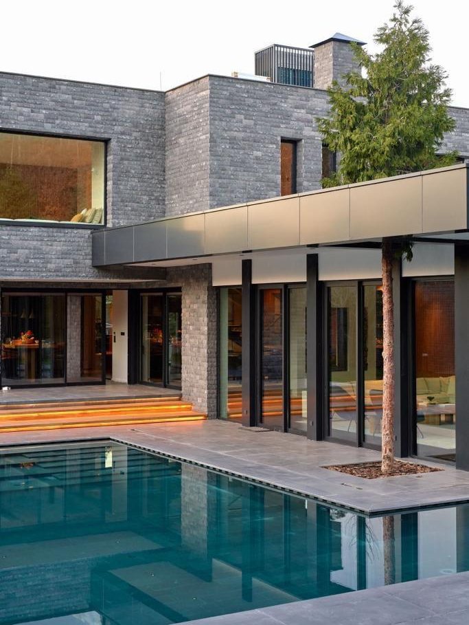 Özel tasarım taş villa ve havuz